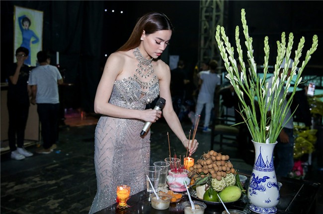 Hoai Linh an voi trong hau truong live show Kieu Minh Tuan hinh anh 9