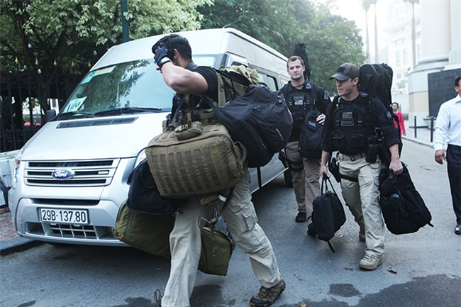 Hình ảnh đội cận vệ cùng vũ khí bí mật hộ tống TT Trump trên phố Hà Nội-1