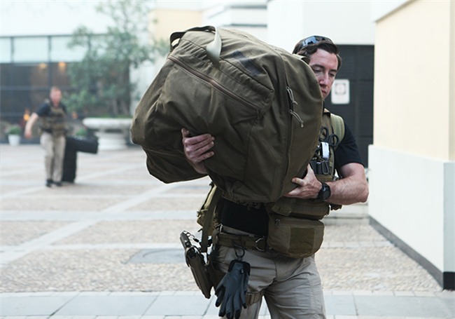 Hình ảnh đội cận vệ cùng vũ khí bí mật hộ tống TT Trump trên phố Hà Nội-11