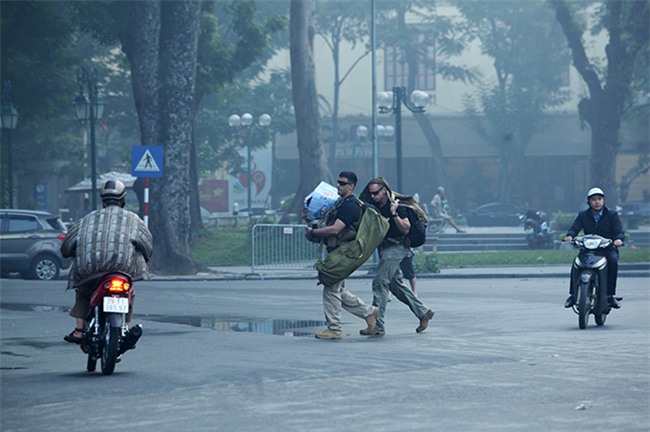 Hình ảnh đội cận vệ cùng vũ khí bí mật hộ tống TT Trump trên phố Hà Nội-12