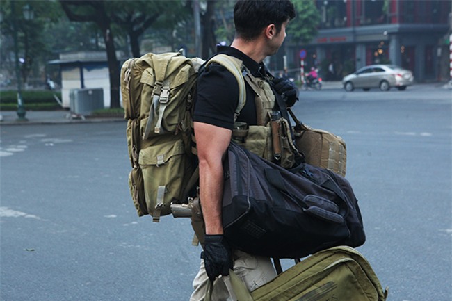 Hình ảnh đội cận vệ cùng vũ khí bí mật hộ tống TT Trump trên phố Hà Nội-8