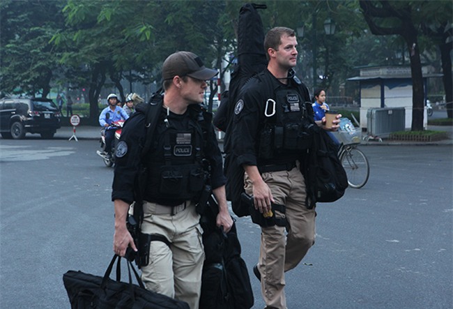 Hình ảnh đội cận vệ cùng vũ khí bí mật hộ tống TT Trump trên phố Hà Nội-9