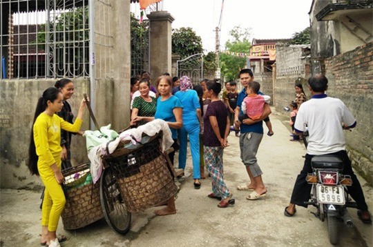 Vụ bí thư thôn kê vợ nhận quà lũ lụt: Ăn chặn cả gói mì tôm? - Ảnh 1.