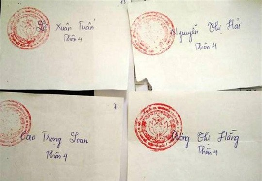 Vụ bí thư thôn kê vợ nhận quà lũ lụt: Ăn chặn cả gói mì tôm? - Ảnh 2.