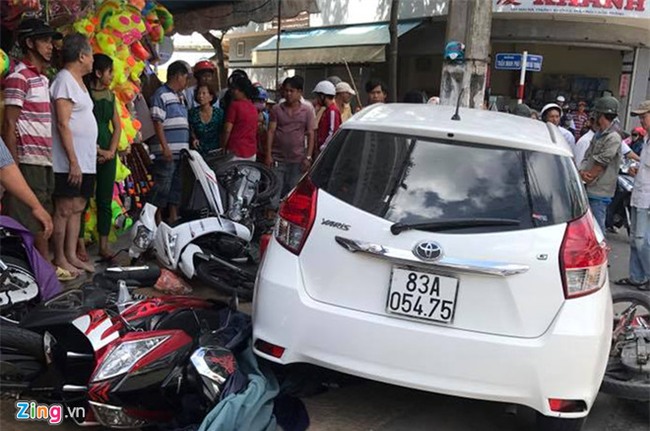 Xe hop dang bi tam giu, khong hieu vi sao ra duong gay tai nan hinh anh 2