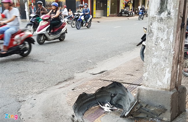 Xe hop dang bi tam giu, khong hieu vi sao ra duong gay tai nan hinh anh 3