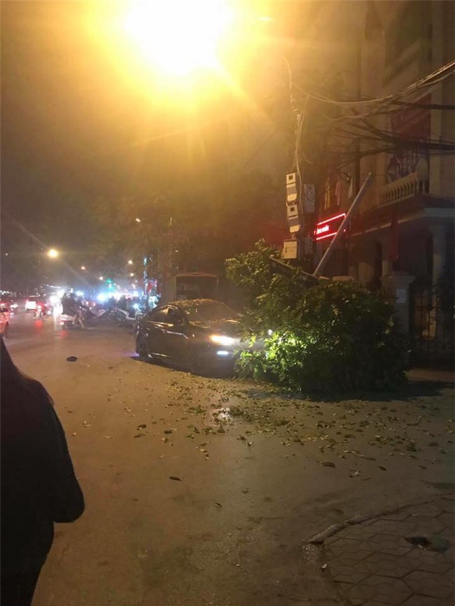 Hải Phòng: Vừa hít bóng vừa lái xe, tài xế đâm liên hoàn 6 xe máy, 1 cột đèn và 1 gốc cây - Ảnh 3.