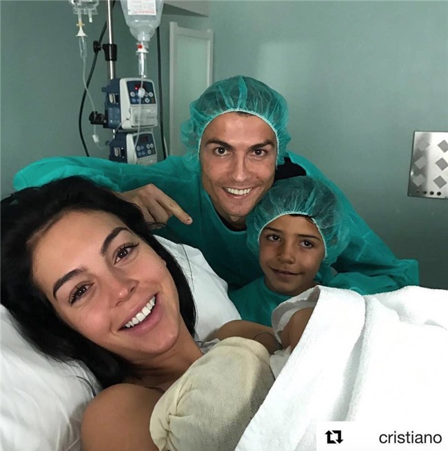 Ban gai Ronaldo ha sinh be gai hinh anh 1