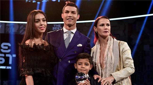 Ban gai Ronaldo ha sinh be gai hinh anh 3
