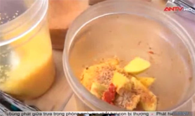 Rùng mình món xoài lắc khoái khẩu ướp… mồ hôi tay siêu bẩn - Ảnh 2.