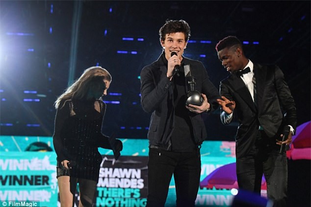 Ba anh em Pogba quay tung bung tai le trao giai am nhac hinh anh 5