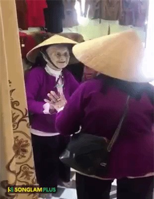 Bật cười với đoạn video cụ bà 103 tuổi tự nói chuyện với mình trong gương nhưng rồi ai cũng lại cảm thấy xúc động, xót xa - Ảnh 2.