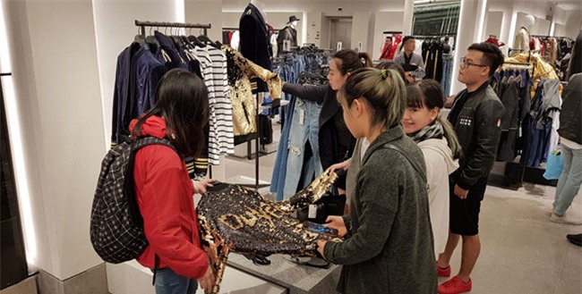 Zara, H&M: Thời trang bình dân của thế giới nhưng đắt đỏ ở Việt Nam