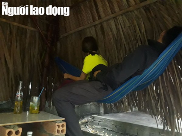 3 be gai om nhau khoc sau khi bi sam so - 2