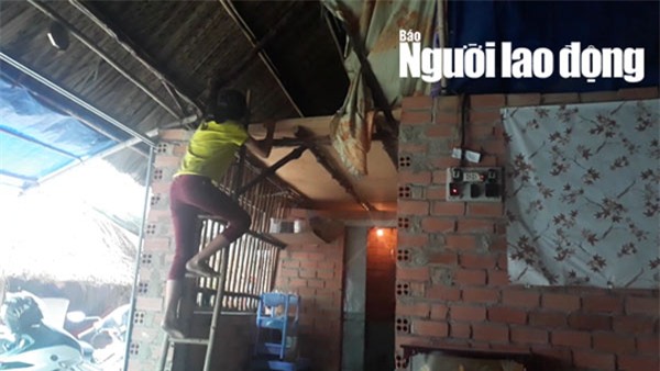 3 be gai om nhau khoc sau khi bi sam so - 5