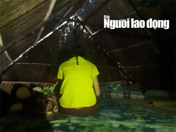 3 be gai om nhau khoc sau khi bi sam so - 6