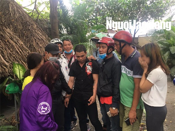 3 be gai om nhau khoc sau khi bi sam so - 7