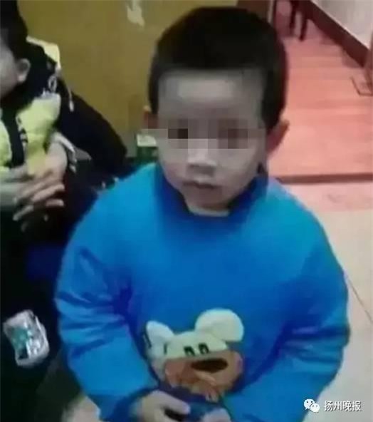 Bé trai 4 tuổi bị mẹ nhẫn tâm siết cổ đến chết rồi giấu xác dưới giường vì không nghe lời - Ảnh 1.