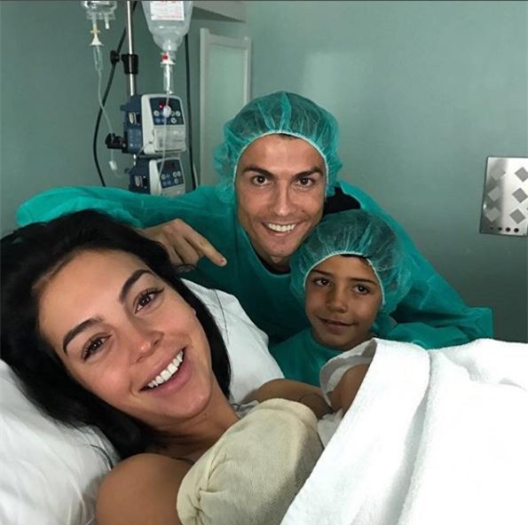 Những khoảnh khắc ngọt ngào của Ronaldo bên các con - Ảnh 1.
