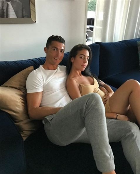 Những khoảnh khắc ngọt ngào của Ronaldo bên các con - Ảnh 2.