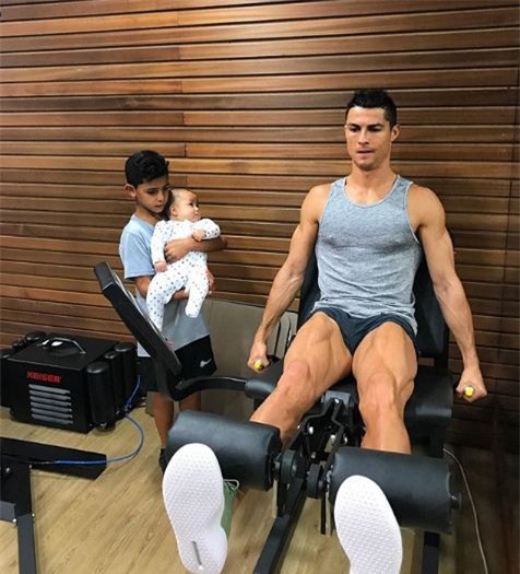 Những khoảnh khắc ngọt ngào của Ronaldo bên các con - Ảnh 3.