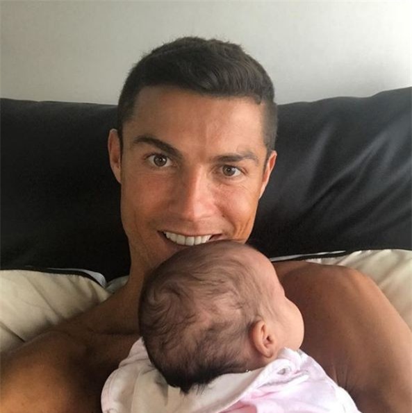 Những khoảnh khắc ngọt ngào của Ronaldo bên các con - Ảnh 6.