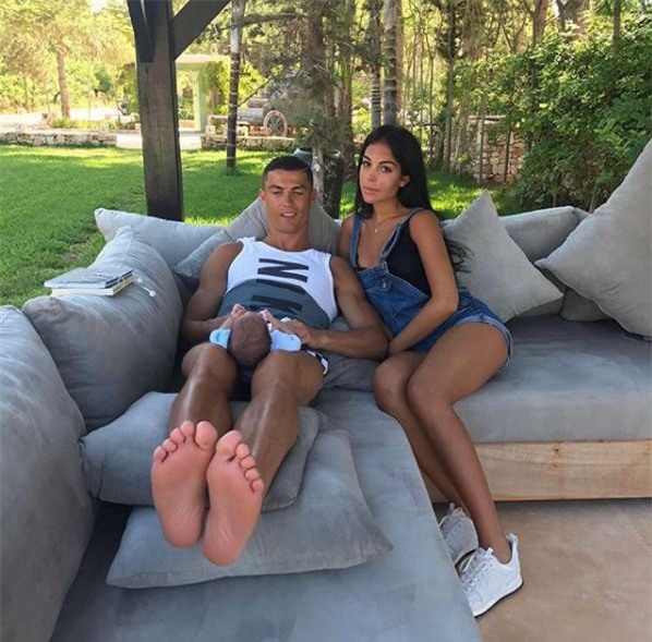 Những khoảnh khắc ngọt ngào của Ronaldo bên các con - Ảnh 7.