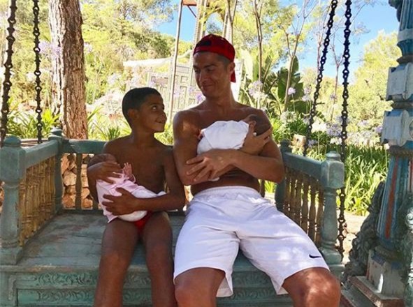 Những khoảnh khắc ngọt ngào của Ronaldo bên các con - Ảnh 8.