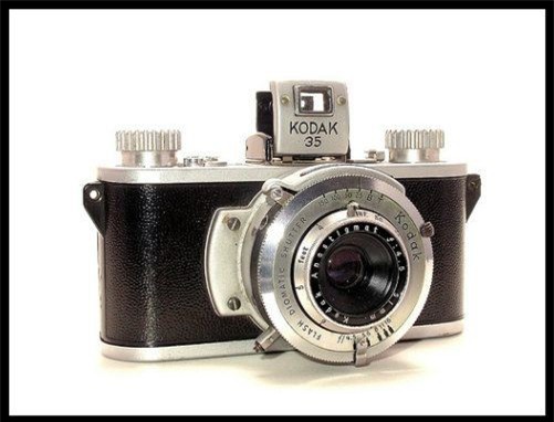 Sự thực phía sau bức ảnh xuyên không nổi tiếng: Mặc áo thể thao, đeo kính râm, cầm máy ảnh cơ vào năm 1941! - Ảnh 4.