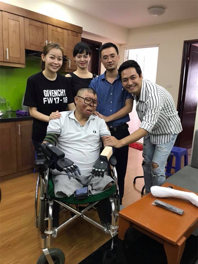 Chiến sỹ sống sót duy nhất sau vụ rơi máy bay ở Hòa Lạc nhận tay giả từ MC Phan Anh