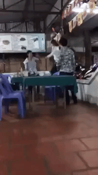 Chồng đi nhậu với cô gái khác, vợ cầm mũ bảo hiểm đánh ngay giữa quán - Ảnh 1.