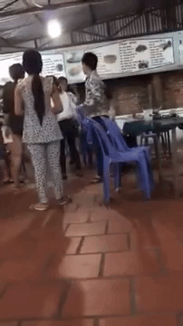 Chồng đi nhậu với cô gái khác, vợ cầm mũ bảo hiểm đánh ngay giữa quán - Ảnh 3.