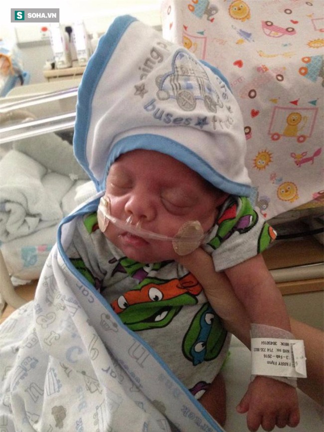 Đẻ non khi mới 23 tuần tuổi, cậu bé nặng chưa đầy nửa kg vẫn sống sót thần kỳ - Ảnh 1.