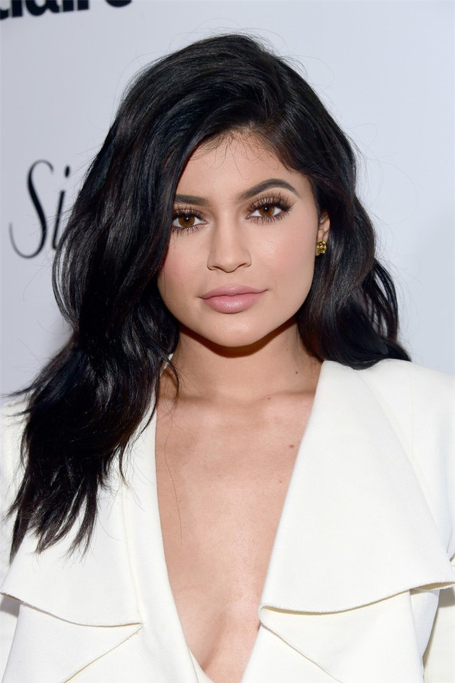 Cả showbiz Việt bây giờ toàn chạy theo phong cách trang điểm mắt đậm môi tều giống Kylie Jenner - Ảnh 2.