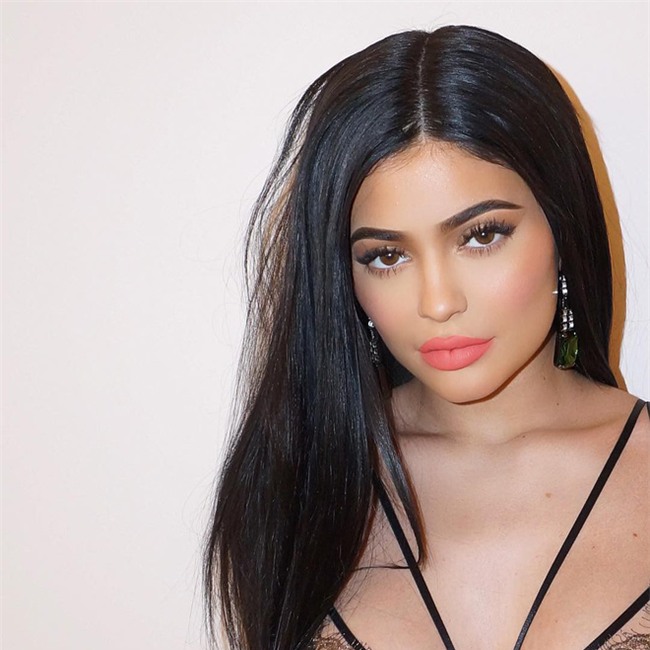 Cả showbiz Việt bây giờ toàn chạy theo phong cách trang điểm mắt đậm môi tều giống Kylie Jenner - Ảnh 5.