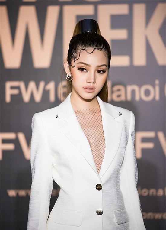 Cả showbiz Việt bây giờ toàn chạy theo phong cách trang điểm mắt đậm môi tều giống Kylie Jenner - Ảnh 24.