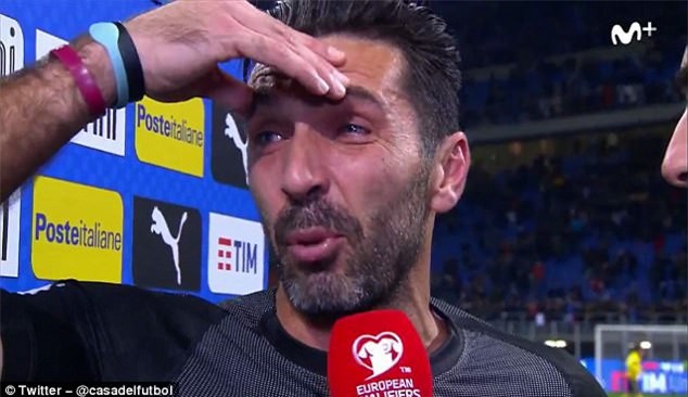 Buffon khóc nức nở, thông báo chia tay đội tuyển Italia - Ảnh 1.
