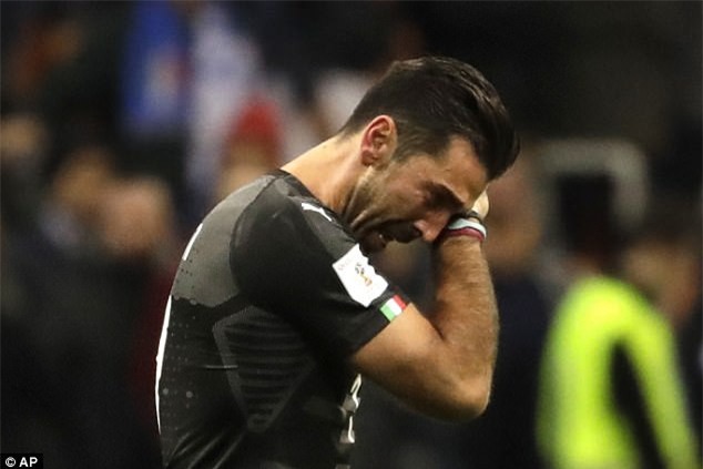 Buffon khóc nức nở, thông báo chia tay đội tuyển Italia - Ảnh 3.