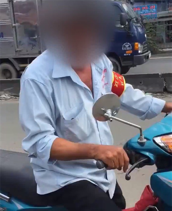 Khách bị xe ôm truyền thống đuổi theo bắt đi bộ vì dám đặt Grab trong địa bàn làm ăn - Ảnh 2.