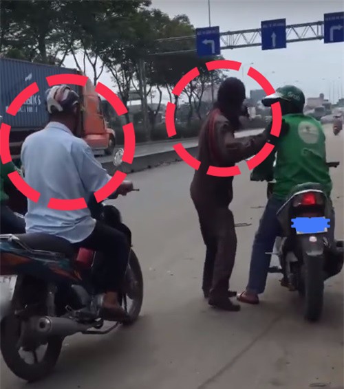Khách bị xe ôm truyền thống đuổi theo bắt đi bộ vì dám đặt Grab trong địa bàn làm ăn - Ảnh 3.