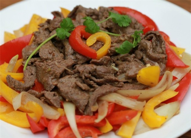 Nhiều người có kinh nghiệm chia sẻ, nếu thịt bò quá dai, trước khi hầm, bạn có thể xoa lên thịt một lớp mù tạt, để trong vòng 5-6 giờ, sau đó rửa sạch và cho vào nồi nấu.