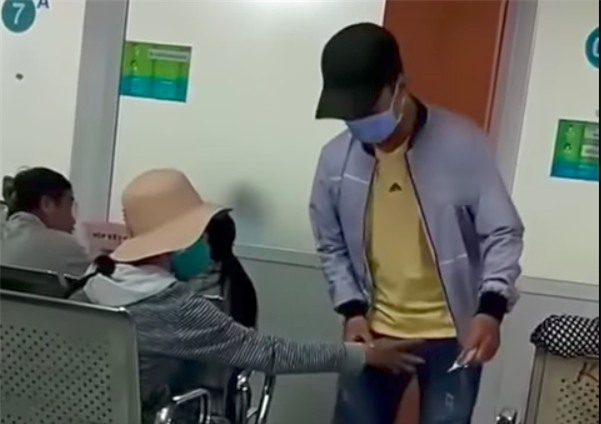 Clip: Người phụ nữ thản nhiên dùng tay sờ vùng nhạy cảm của đàn ông trong bệnh viện ở Sài Gòn - Ảnh 1.