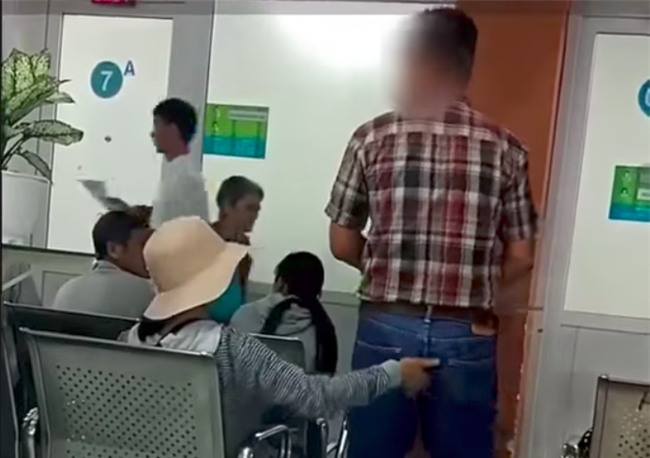 Clip: Người phụ nữ thản nhiên dùng tay sờ vùng nhạy cảm của đàn ông trong bệnh viện ở Sài Gòn - Ảnh 2.