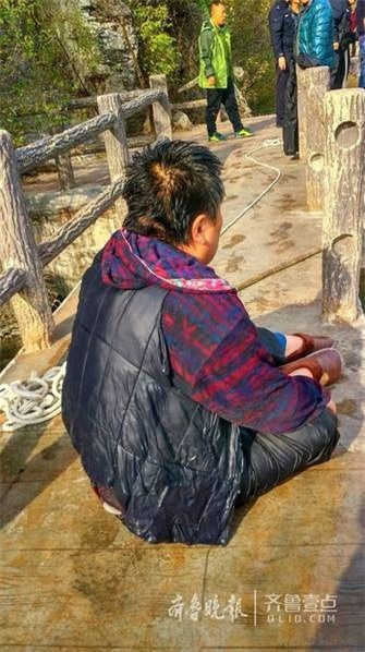 Người đàn ông nặng hơn 1 tạ ngã xuống hồ, cha già ngâm mình dưới nước đỡ con suốt 20 phút - Ảnh 2.