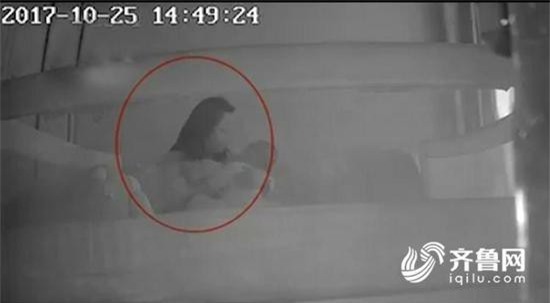 Con 1 tuổi thường xuyên khóc đêm, kiểm tra camera, mẹ bàng hoàng phát hiện bé thường xuyên bị bảo mẫu đánh đập - Ảnh 1.