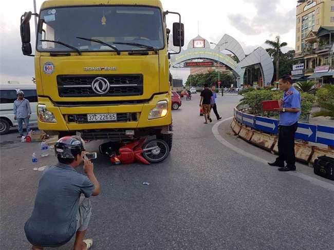Đang có hạnh phúc trọn vẹn trong tay, phút chốc người đàn ông đã mất vợ con mãi mãi vì tai nạn kinh hoàng