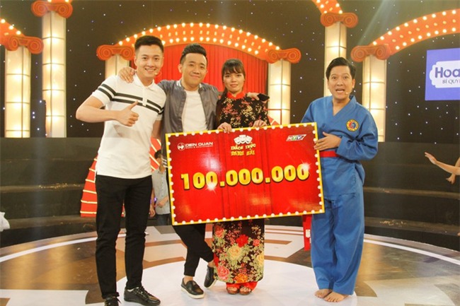 co gai deo day vang len san khau khien tran thanh 