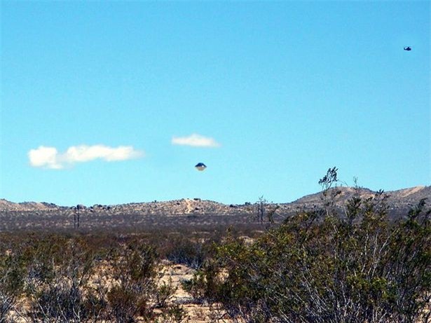 Hình ảnh chiếc đĩa bay xuất hiện tại Mỹ: Liệu lần này có phải UFO thật hay sản phẩm của các thánh sống ảo? - Ảnh 2.