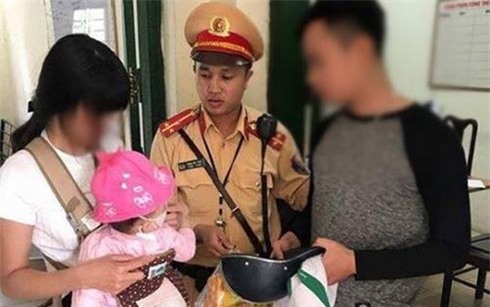 Cảnh sát giao thông thuyết phục thiếu phụ định nhảy cầu Chương Dương