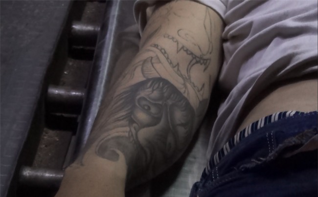 Nam thanh niên có hình xăm mặt quỷ trên tay chết trong tư thế treo cổ giữa cầu - Ảnh 1.